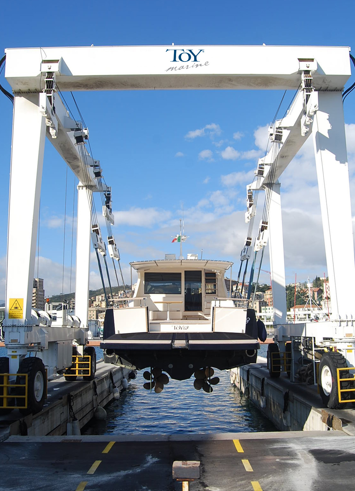 Toy Marine travel lift in cantiere con Toy 68